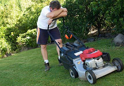 chesterfield-wildwood-mo-st-louis-landscapers-man-mowing